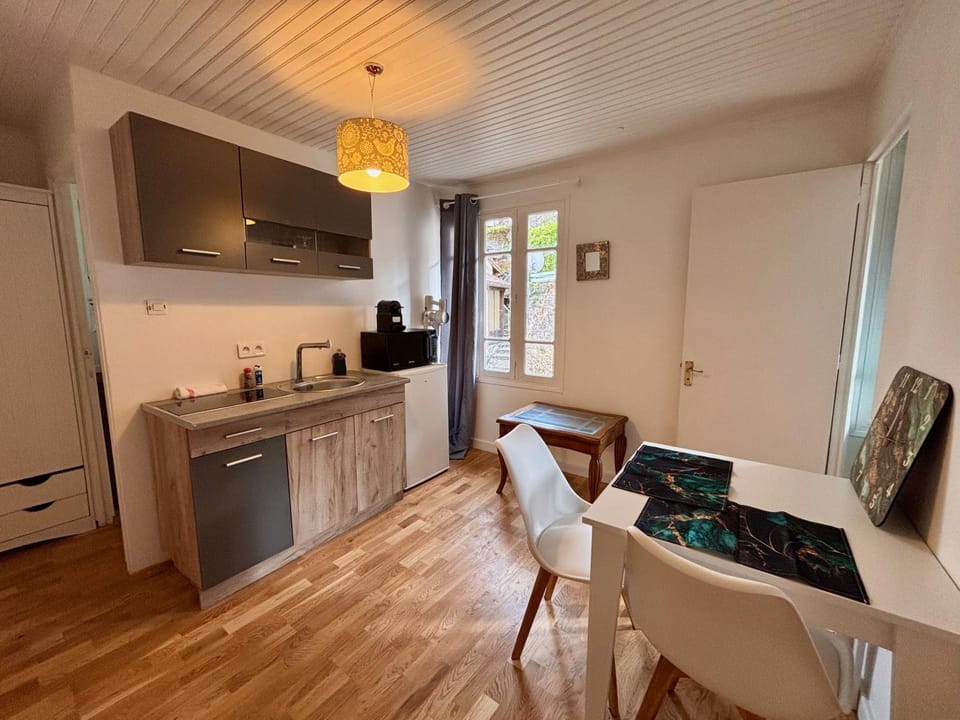 Kitchen or kitchenette, Dining area