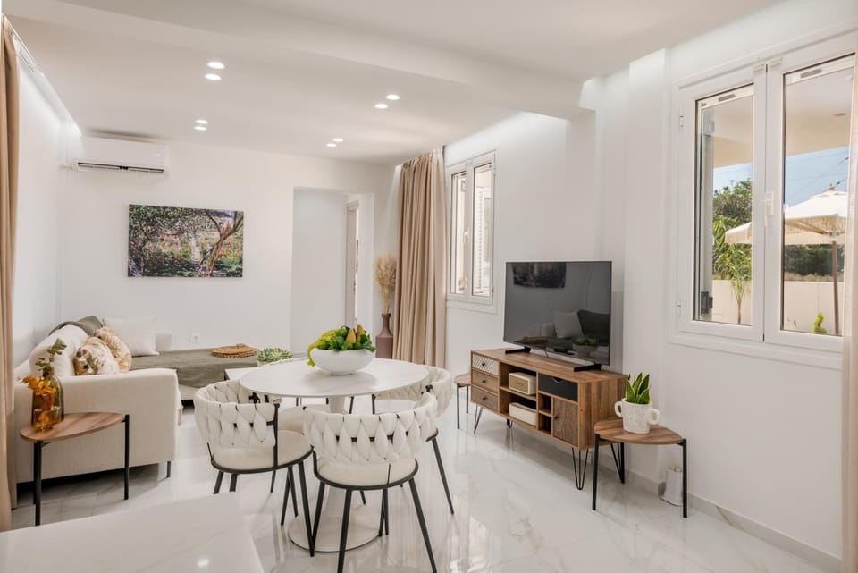 TV and multimedia, Living room, Seating area, Dining area