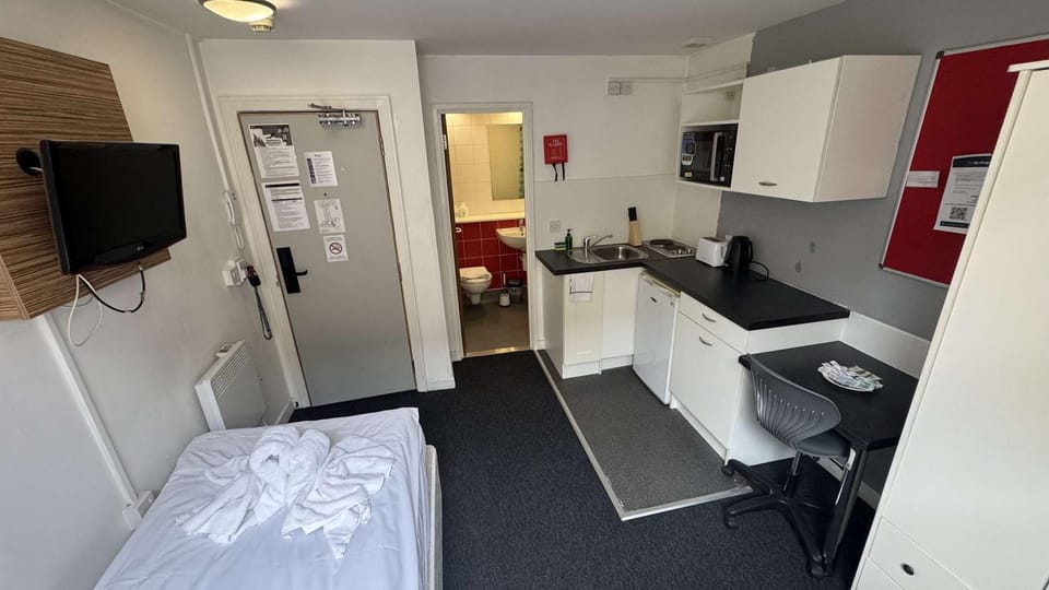 Modern Central Coventry Budget Single Studio Apartment in Coventry