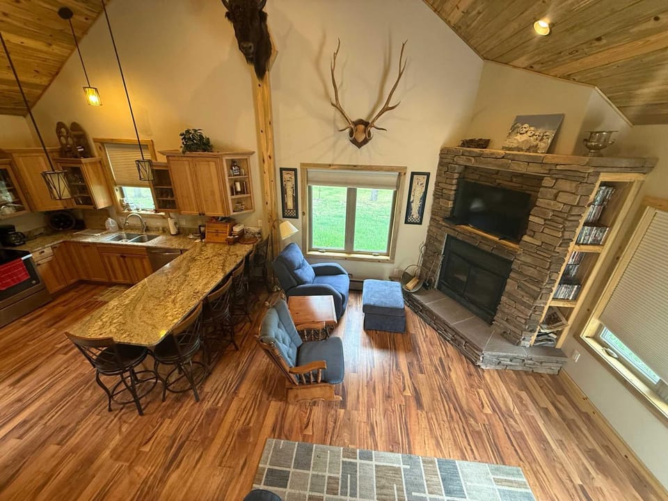 4BR Lodge Minutes from Deadwood House in North Lawrence