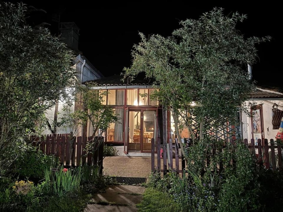 Property building, Garden, Balcony/Terrace