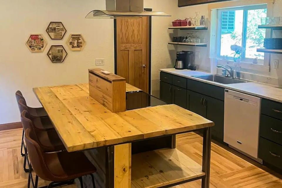 Dog-Friendly Home - Porch & Mtn Views House in North Lawrence
