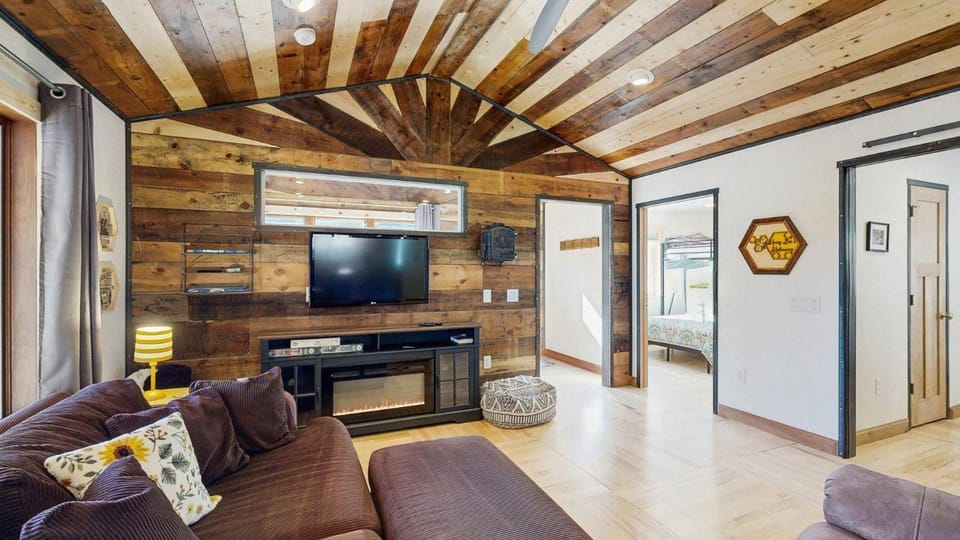 Dog-Friendly Home - Porch & Mtn Views House in North Lawrence