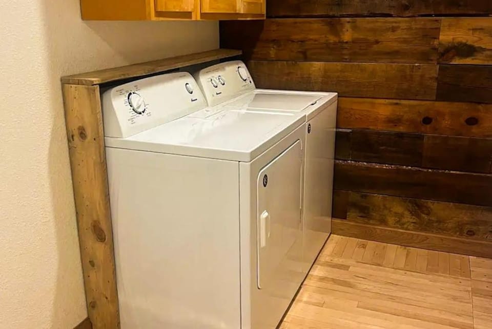 Dog-Friendly Home - Porch & Mtn Views House in North Lawrence