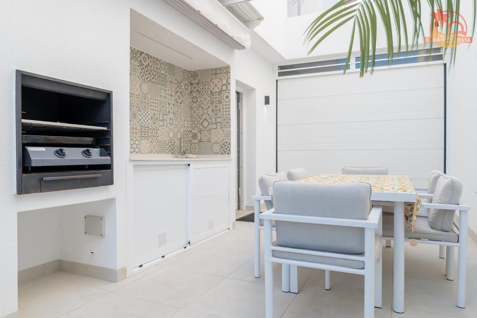 Kitchen or kitchenette, Seating area, Dining area