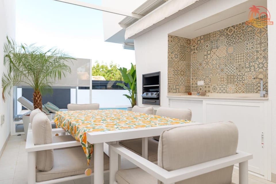 Kitchen or kitchenette, Seating area, Dining area