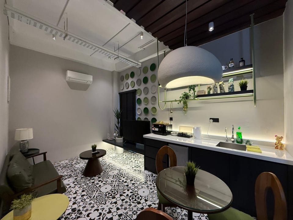 Reserve 40 Melaka l Heritage Stay l 5-Min Walk to Jonker & Step to Riverside Apartment in Malacca