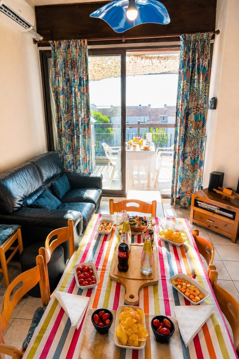 Living room, Food and drinks, Seating area, Dining area, Food, Lunch, Dinner, Drinks