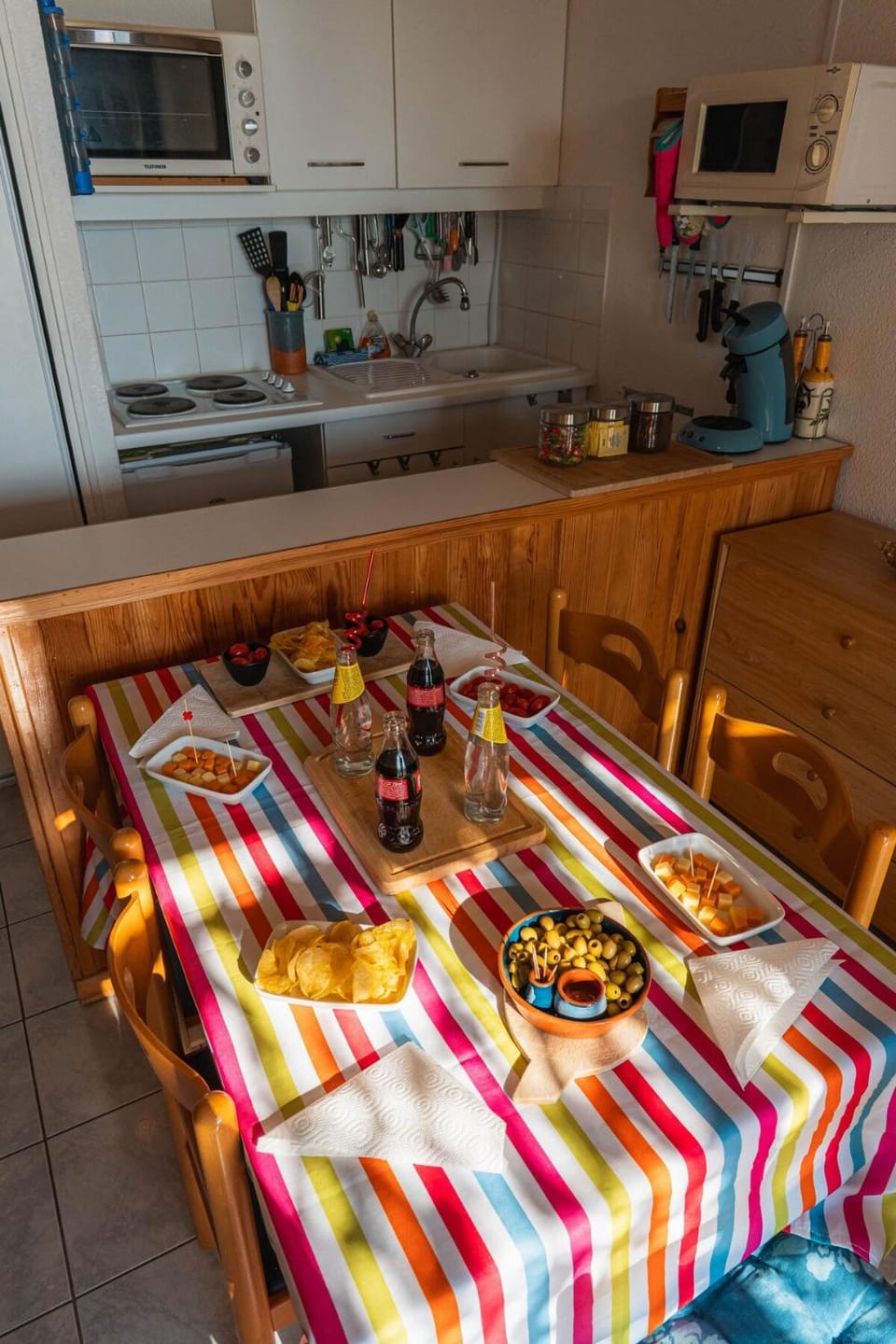 Bed, Coffee/tea facilities, Kitchen or kitchenette, Photo of the whole room, Dining area, Food, minibar, oven, pet friendly, stove, toaster