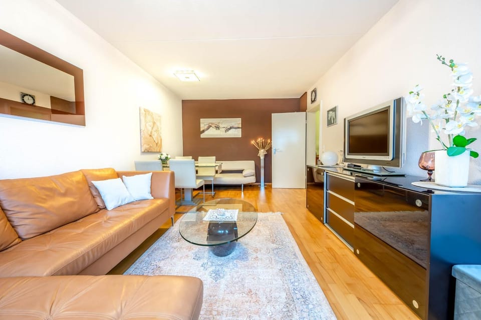 TV and multimedia, Living room, Seating area, Evening entertainment