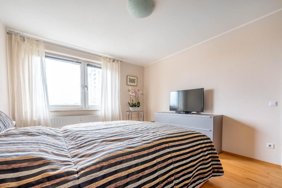 Bed, TV and multimedia, Bedroom
