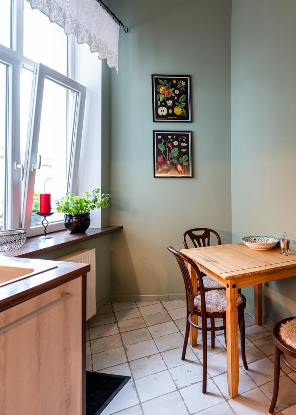 Kitchen or kitchenette, Dining area