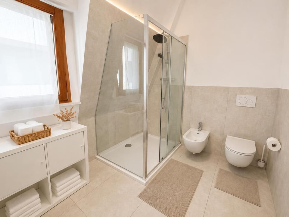 Shower, Toilet, Bathroom, bidet, towels