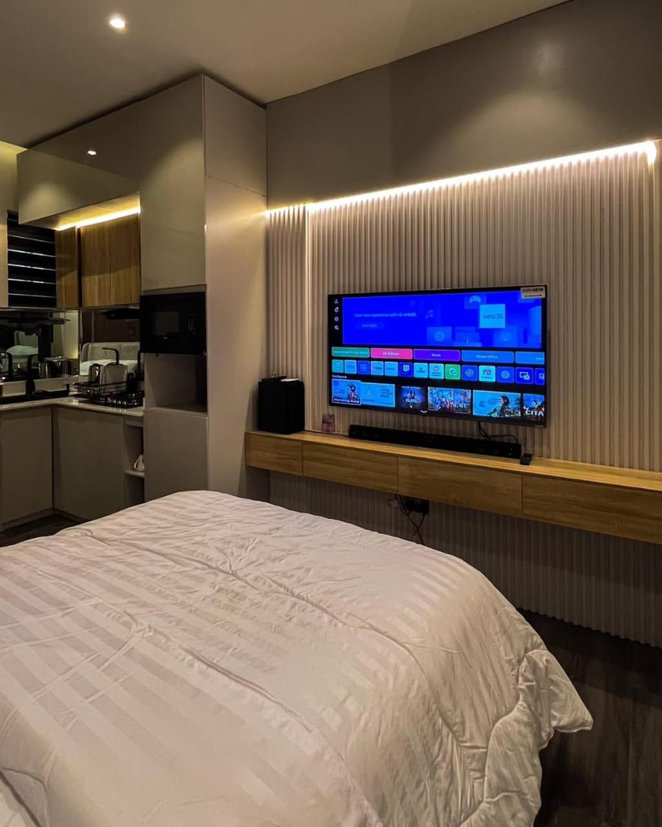 Bed, TV and multimedia, Photo of the whole room, Bedroom