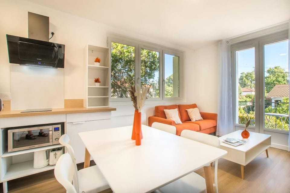 Communal lounge/ TV room, Kitchen or kitchenette, Dining area, oven