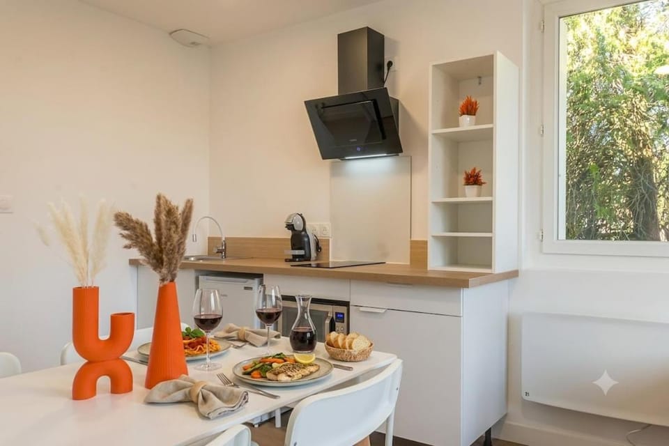 Kitchen or kitchenette, Food and drinks, Dining area