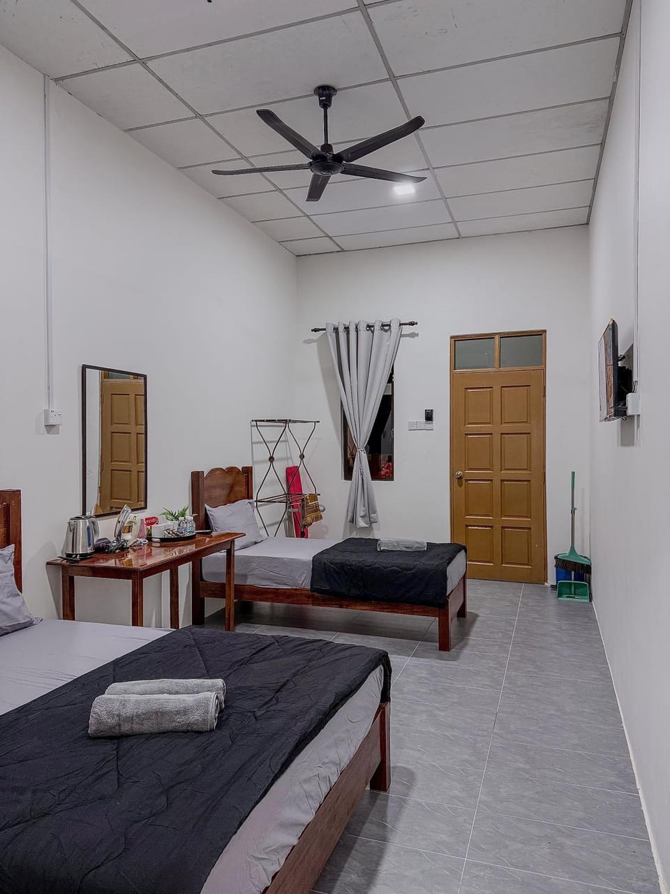 Bed, Living room, Seating area, Bedroom