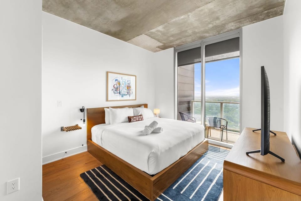 Downtown Skyline & Lake Views l Rooftop Pool House in Austin