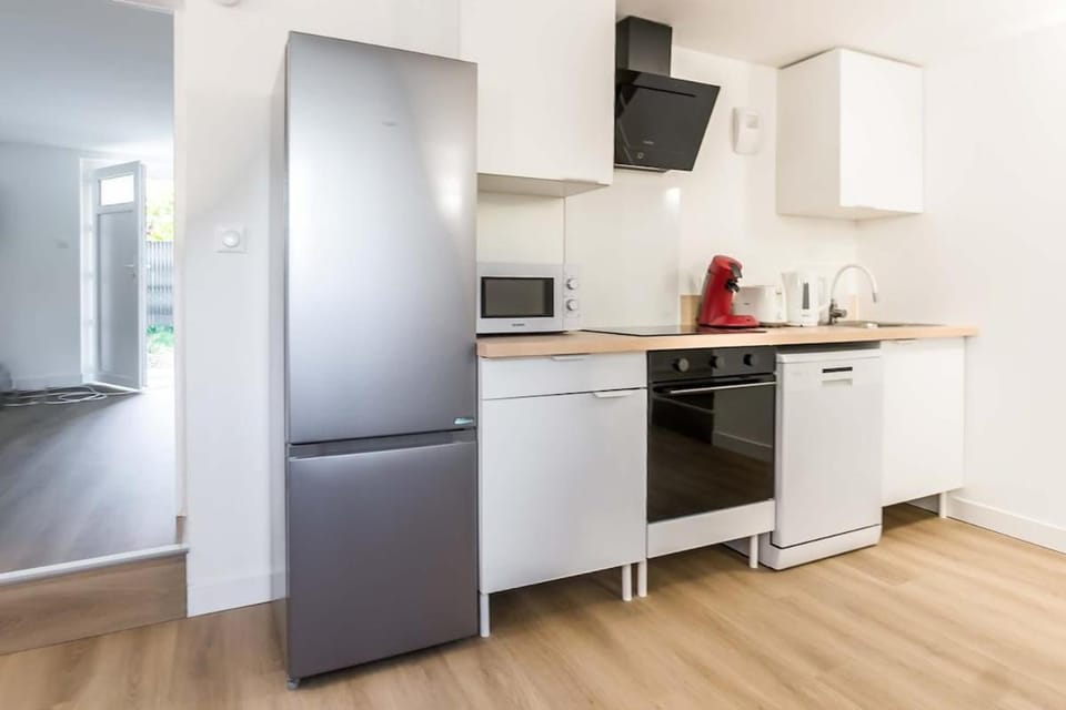 Kitchen or kitchenette, dishwasher, oven, toaster