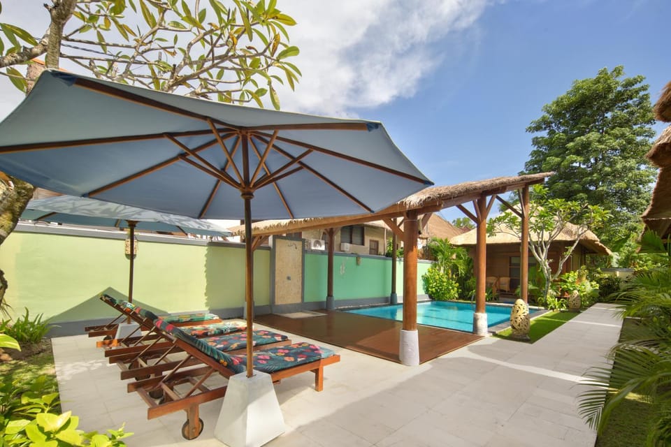Swimming pool, sunbed
