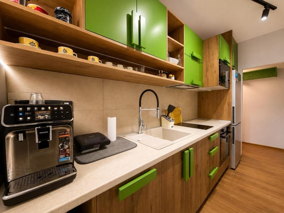 Coffee/tea facilities, microwave, oven, stove, toaster