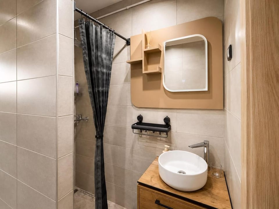 Shower, Bathroom, towels, washing machine, dryer