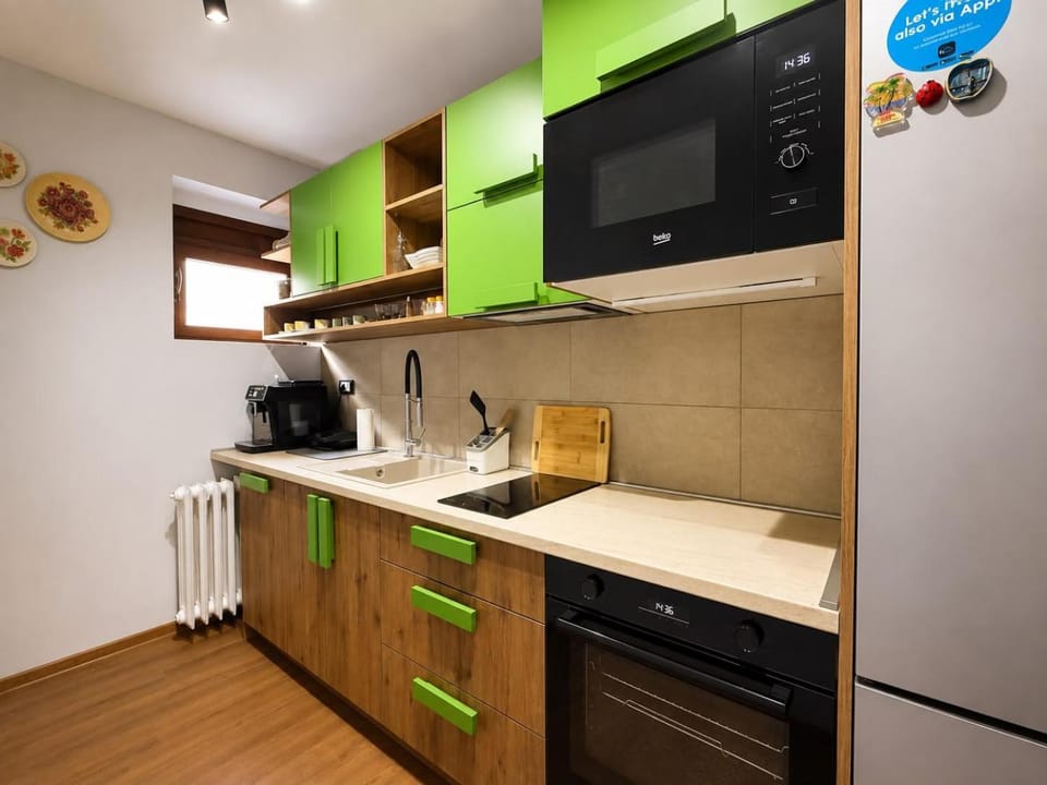 Coffee/tea facilities, Kitchen or kitchenette, dishwasher, oven, stove, toaster