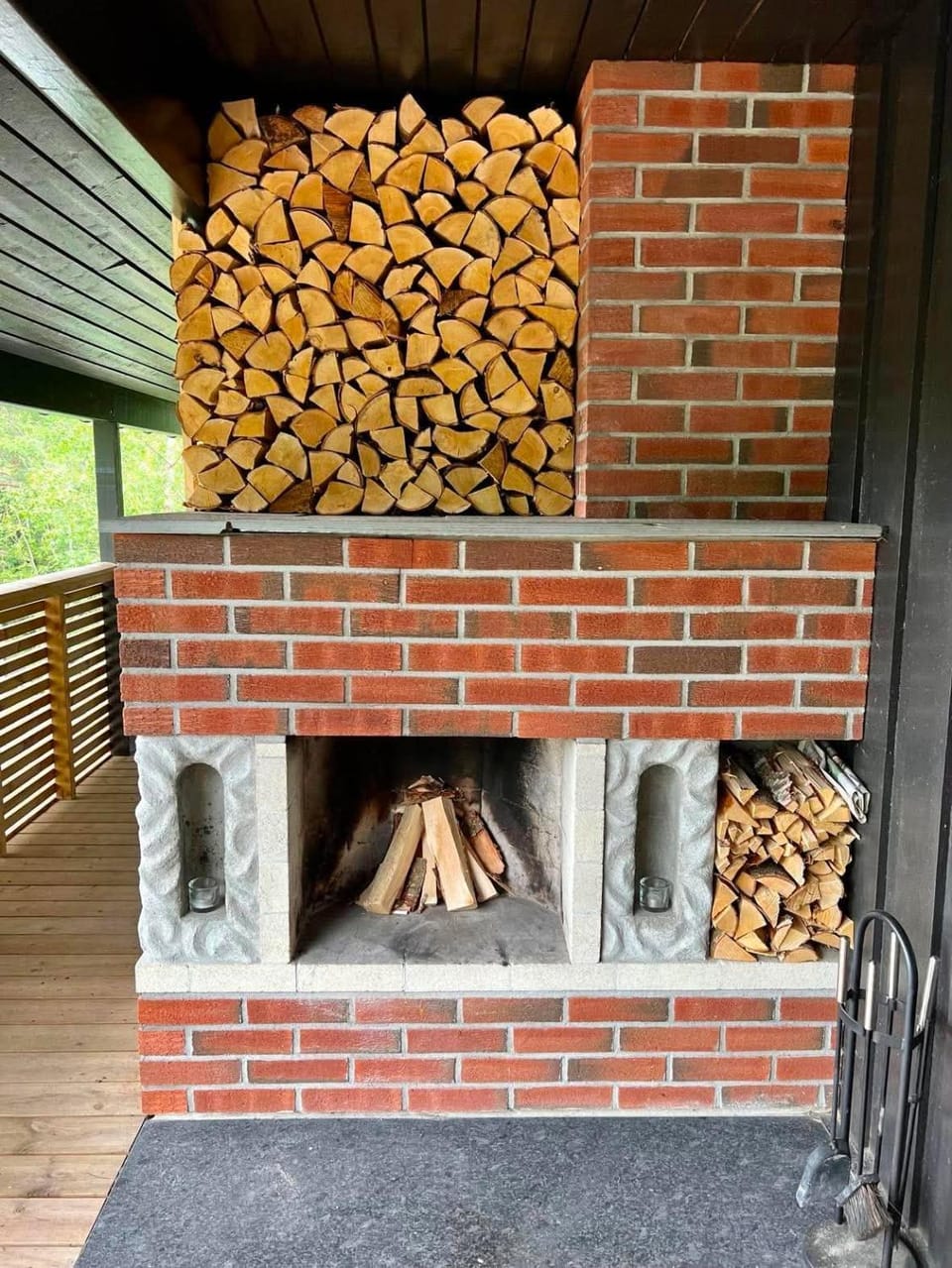 Dining area, fireplace