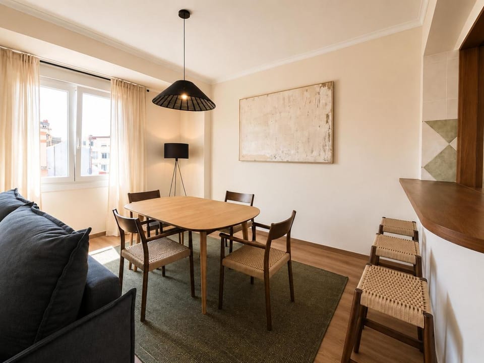Bed, Dining area, Bedroom