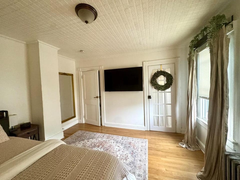 Cozy Quiet Home Self Check-in 20 min to EWR House in East Orange