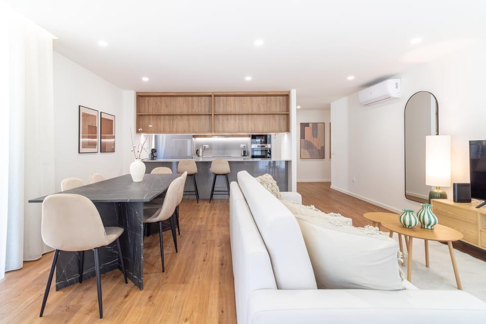 Kitchen or kitchenette, Living room, Seating area, Dining area