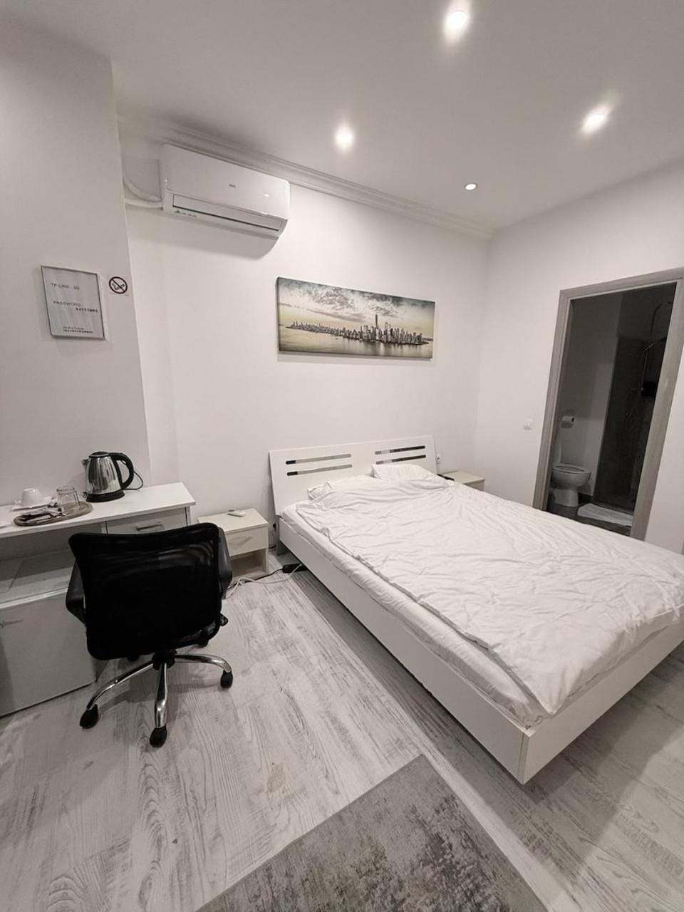 Bed, Photo of the whole room, Bedroom, air conditioner