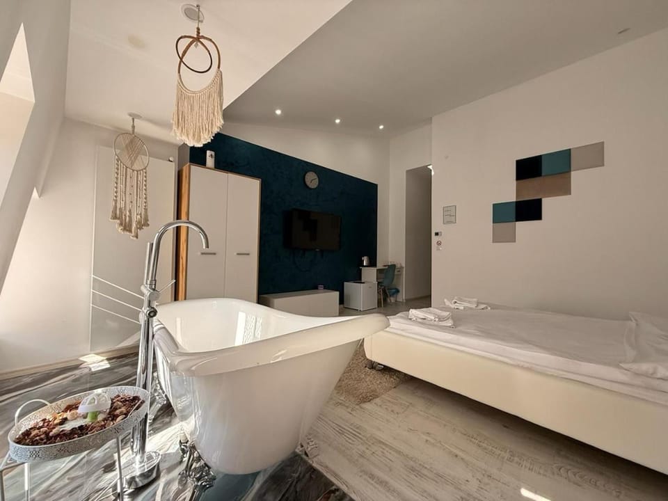 Bed, TV and multimedia, Bedroom, Bath, towels