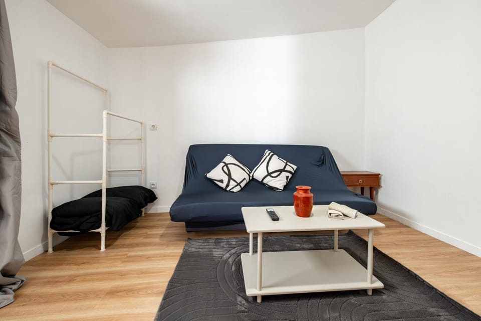 Bed, Living room, Photo of the whole room, Seating area, Bedroom