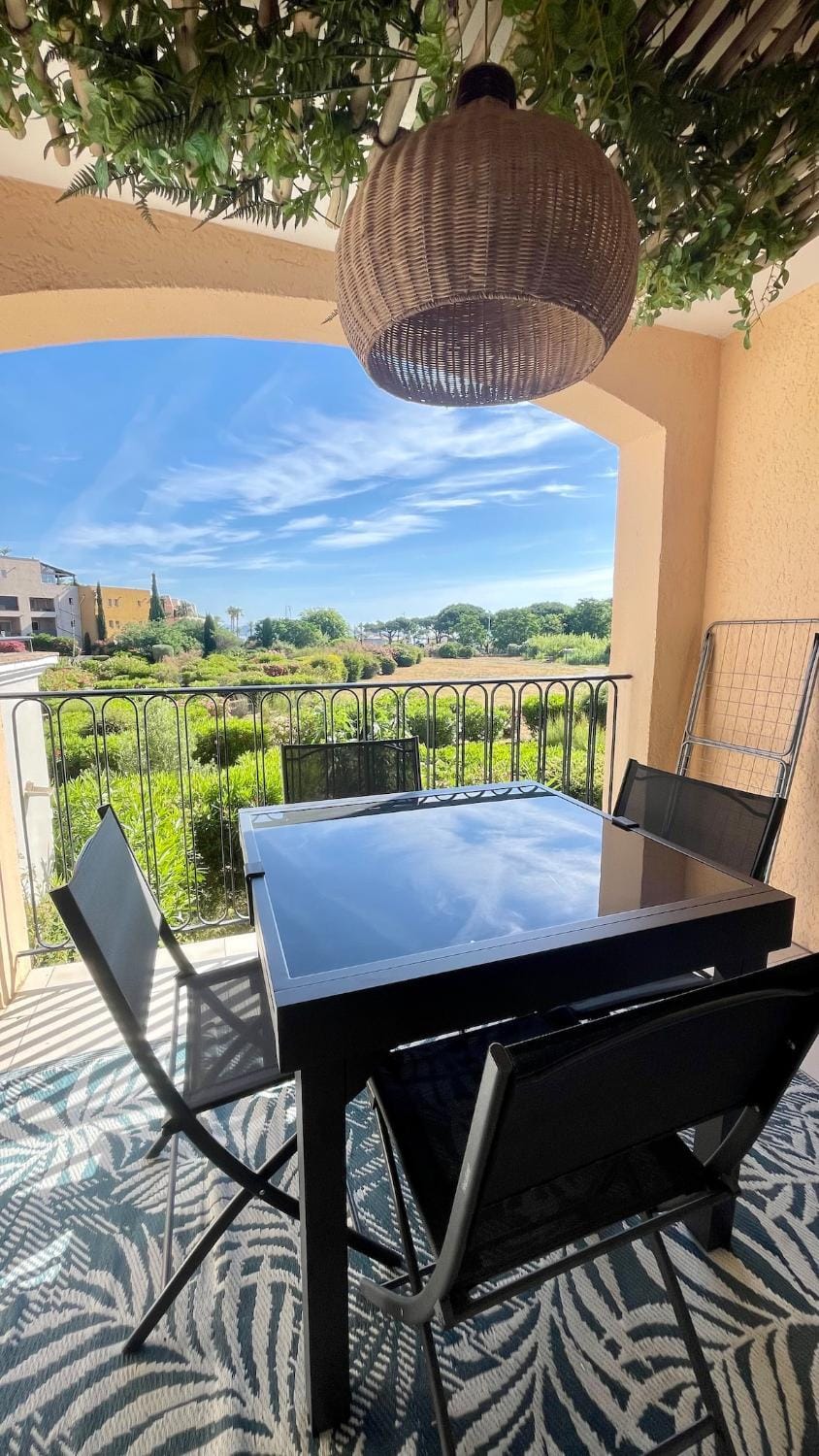 Lamoma 4 person Air-conditioned Beachfront&Lagoon Pool Apartment in Gassin
