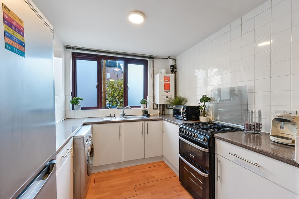 Entire House with Garden - 3 Min Walk to Camden Underground, Near Camden Market House in London Borough of Camden