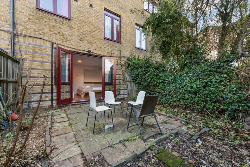 Entire House with Garden - 3 Min Walk to Camden Underground, Near Camden Market House in London Borough of Camden