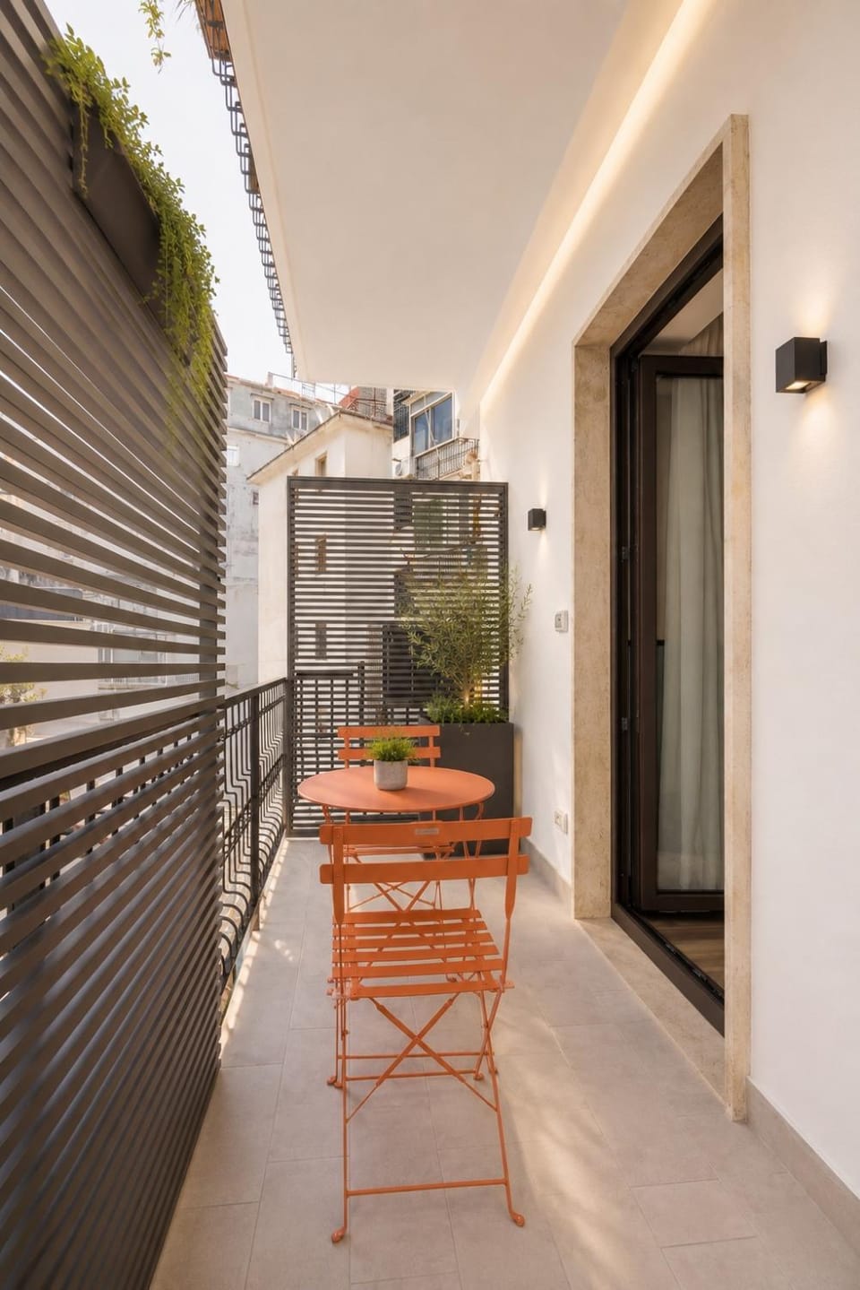 Property building, Patio, Balcony/Terrace