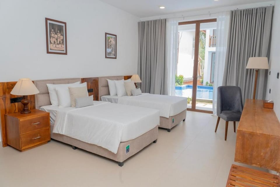 Bed, Photo of the whole room, Seating area, Bedroom