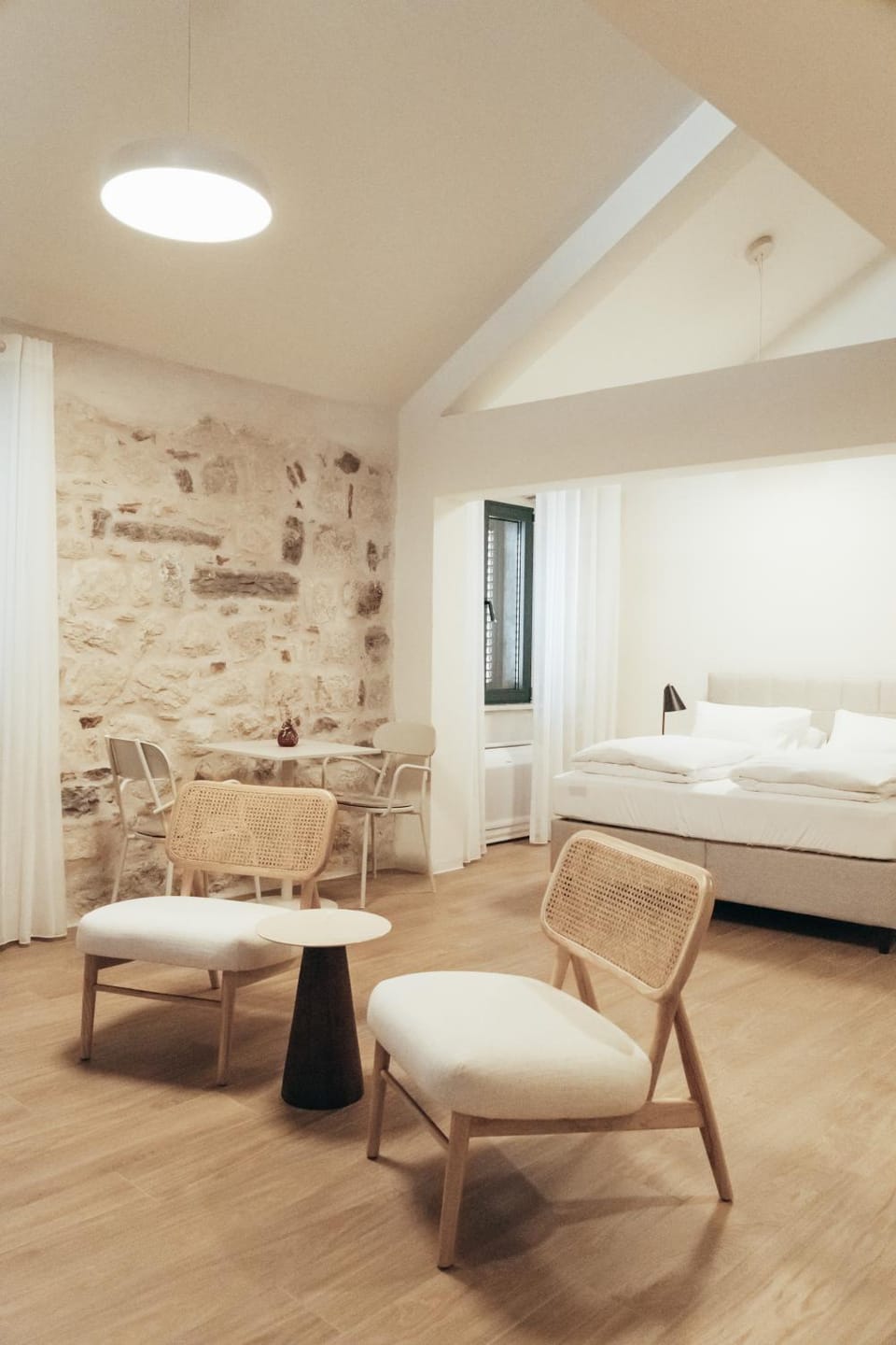 Bed, Living room, Photo of the whole room, Seating area