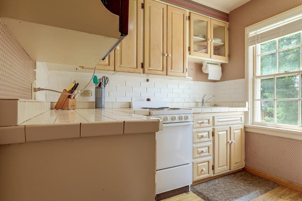 2 Mi to Downtown Pueblo: Condo w/ Mountain Views House in Pueblo