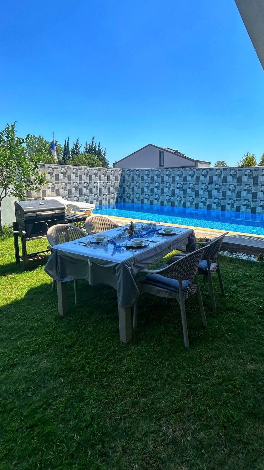 Luxury Villa with Private Pool, Spacious and Furnished Apartment in Antalya