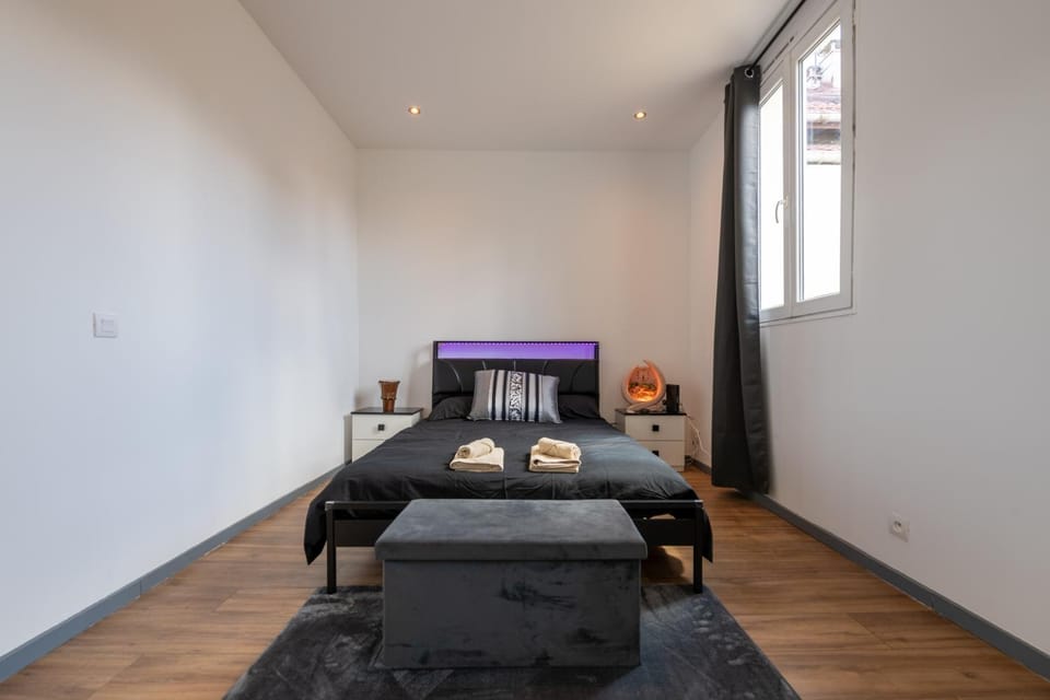 Bed, Photo of the whole room, Bedroom