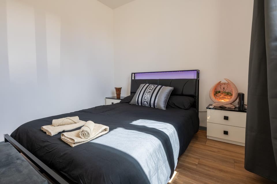 Bed, Photo of the whole room, Bedroom, towels
