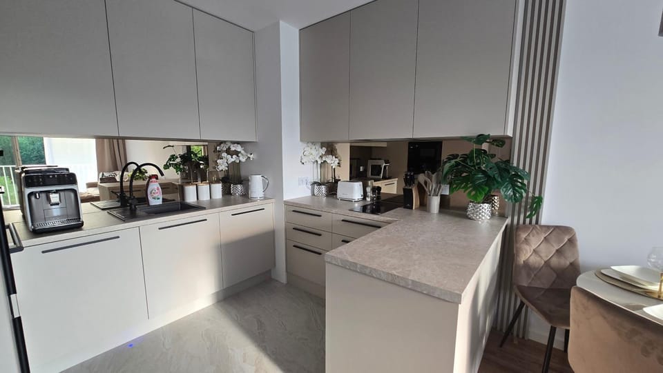 Coffee/tea facilities, Kitchen or kitchenette, Dining area, dishwasher