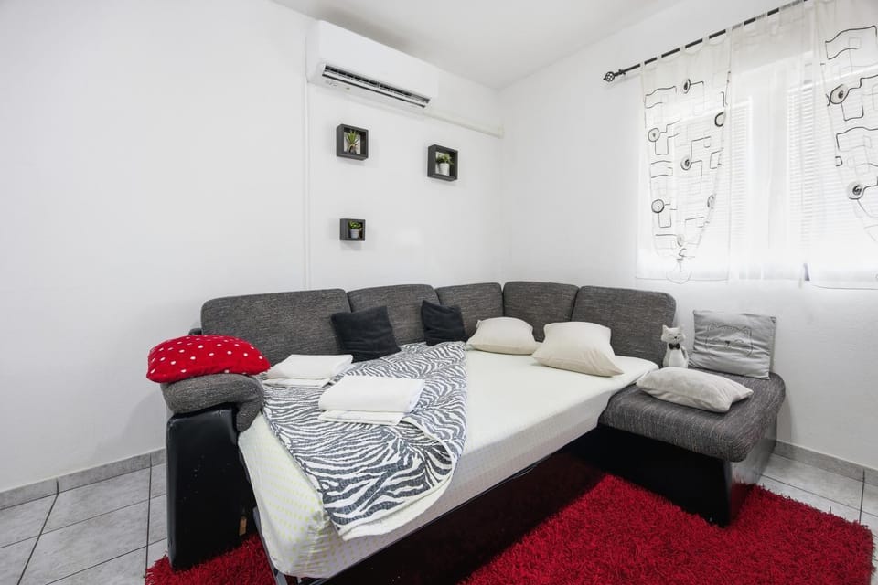 Bed, Living room, Seating area, air conditioner