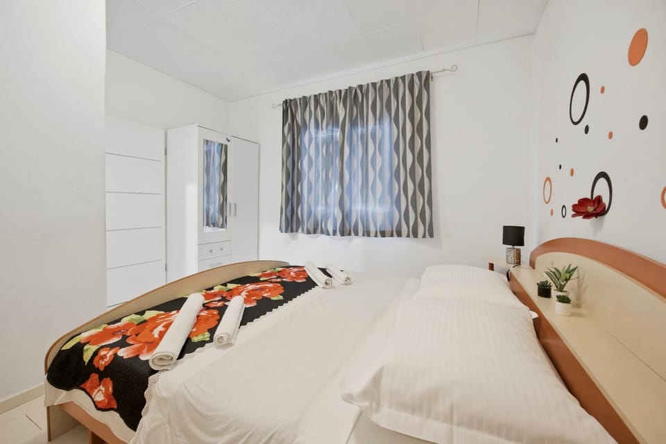 Bed, Bedroom, towels, wardrobe