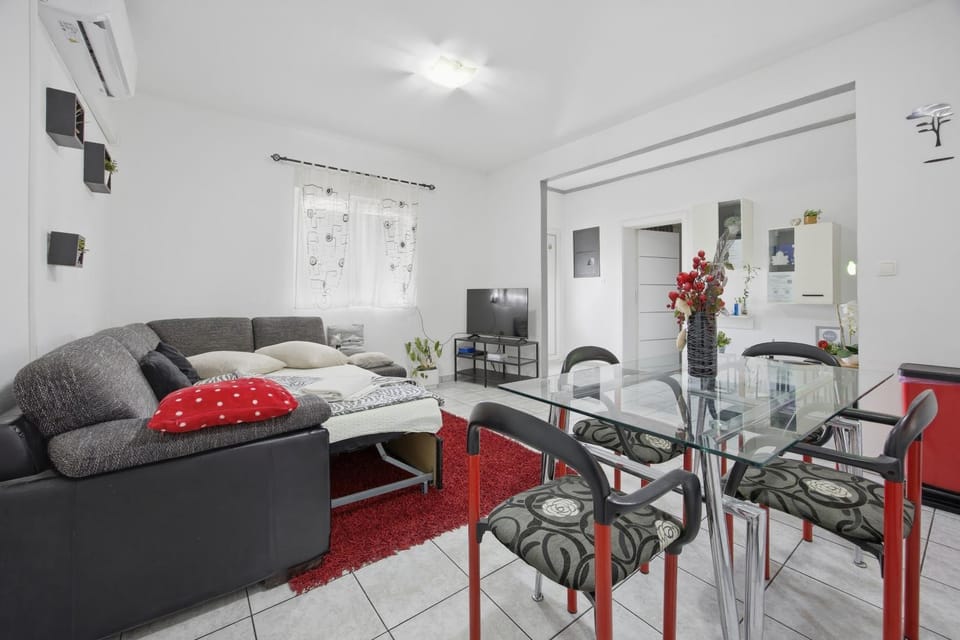 Bed, TV and multimedia, Living room, Seating area, Dining area, air conditioner