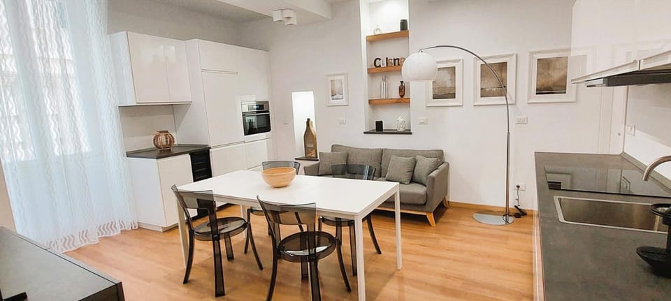 TV and multimedia, Living room, Seating area, Dining area