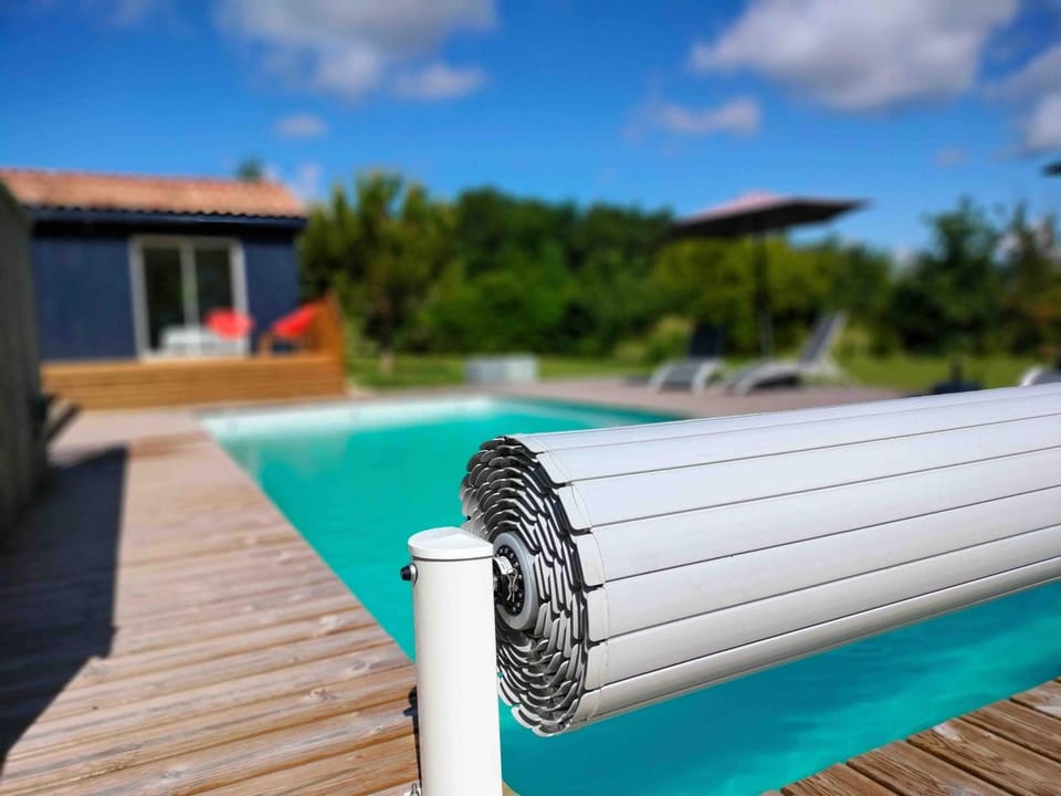 Property building, Day, Pool view, Swimming pool